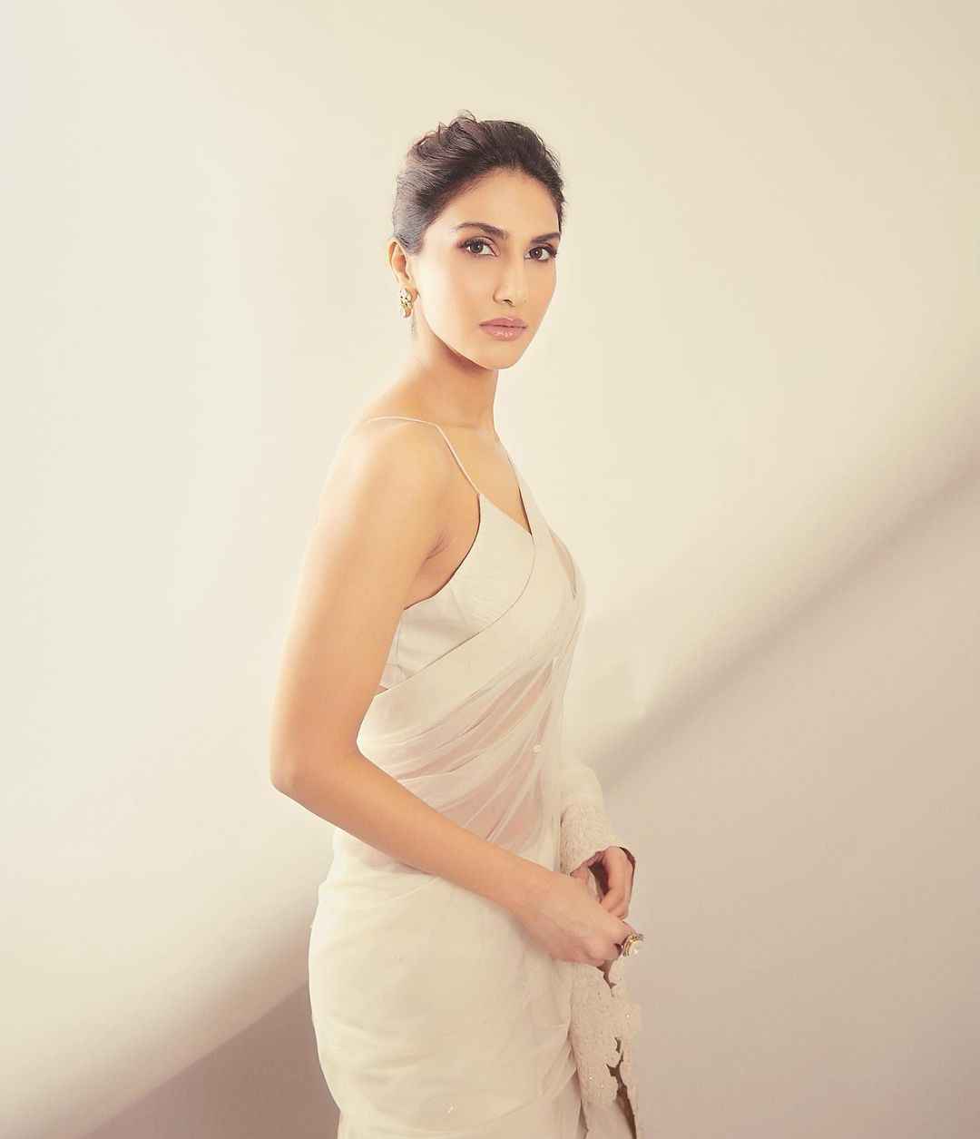 Vaani Kapoor stabs hearts in sensuous white transparent saree, cricketer KL Rahul showers love 2