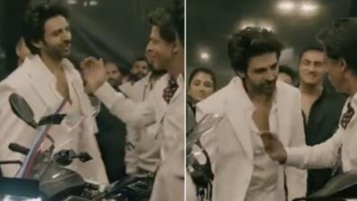 Watch video: Kartik Aaryan’s fanboy moment with Shah Rukh Khan At An Event will leave you teary-eyed