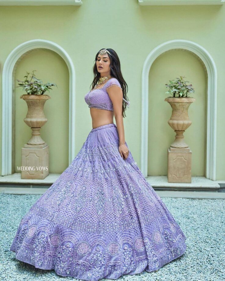 Esha Gupta sets internet on fire with lavender lehenga along with deep-neck blouse, fans sweat seeing her curves - 2