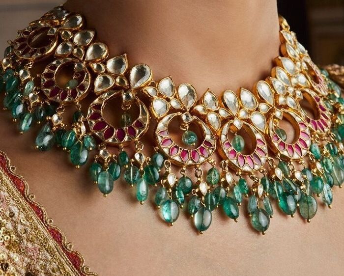 Want To Look Glamorous? Try These Tips To Style Gold Jewellery - 1