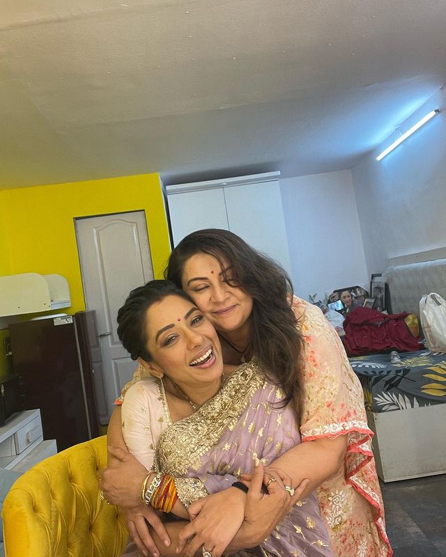 Rupali Ganguly’s happy reunion with Ek Packet Umeed co-star Sucheeta Trivedi - 0