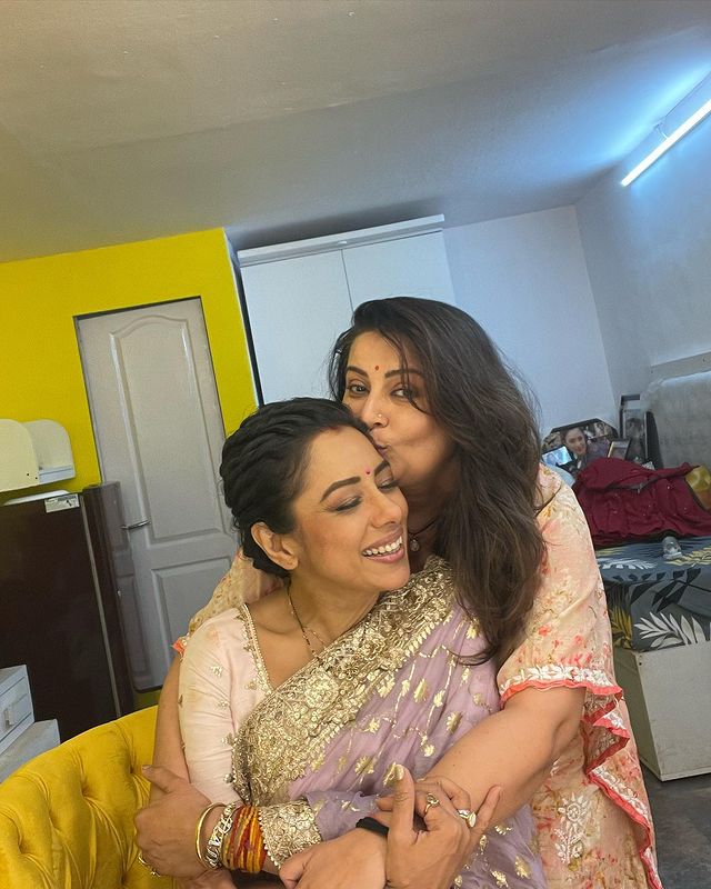 Rupali Ganguly’s happy reunion with Ek Packet Umeed co-star Sucheeta Trivedi - 1