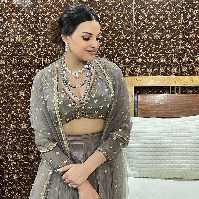 Himanshi Khurana Shares Diwali Celebration Photos, Looks Stunning In Deep Neck Grey Lehenga - 0