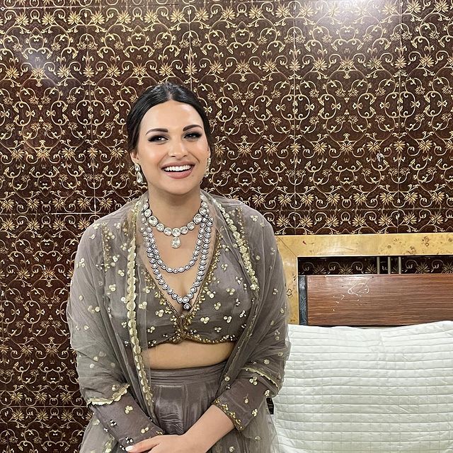 Himanshi Khurana Shares Diwali Celebration Photos, Looks Stunning In Deep Neck Grey Lehenga - 1