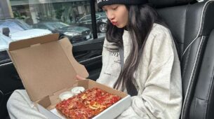 Blinks Special: Blackpink’s Lisa enjoys yummy pizza while traveling in car, pics go viral