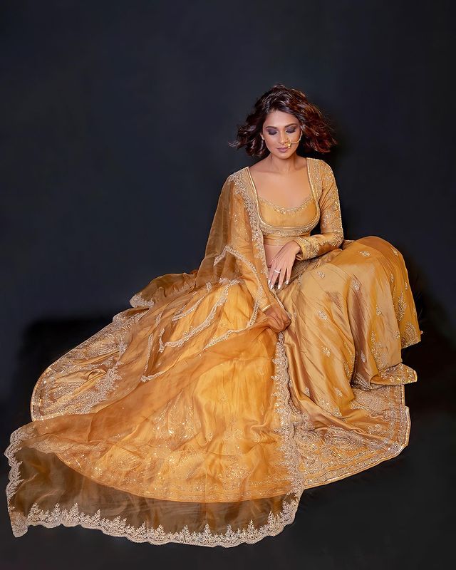 Desi Girl: Jennifer Winget flaunts her curvaceous body in yellow lehenga, fans love it - 2