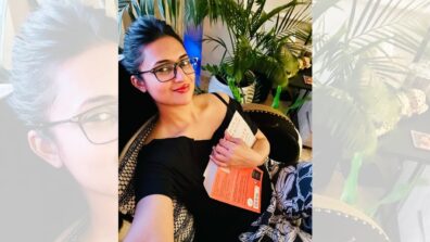 Divyanka Tripathi proves she’s a forever ‘selfie girl’, melts internet with cute pose