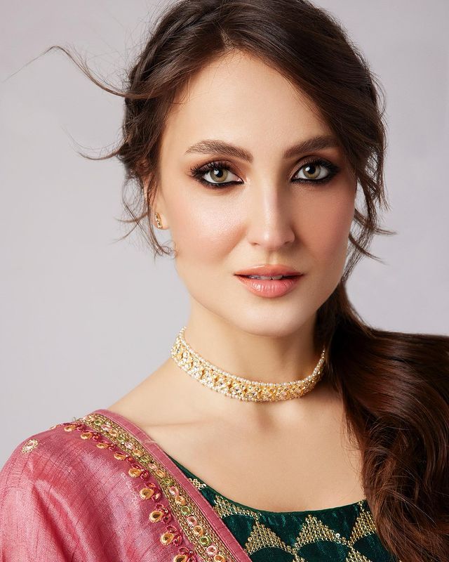 Elli AvrRam aces the ethnic look with elegance, check photos - 1