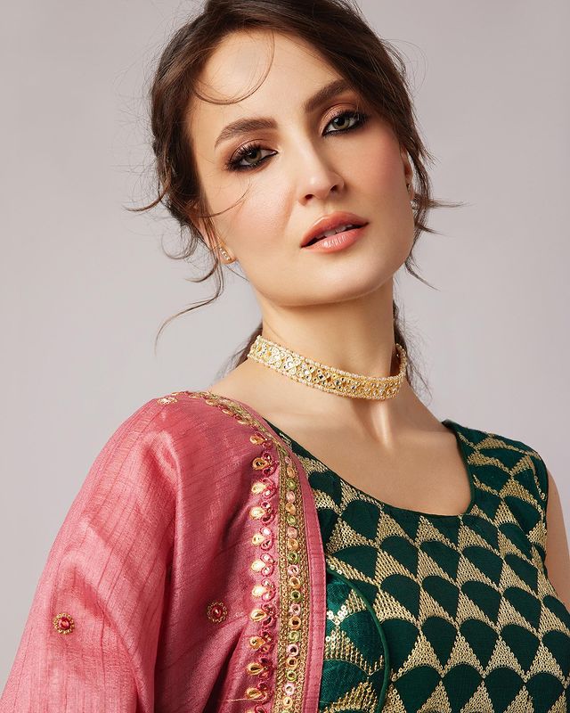 Elli AvrRam aces the ethnic look with elegance, check photos - 3