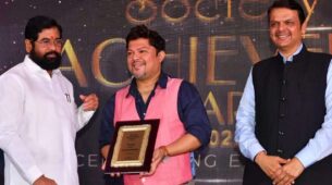 Maharashtra CM honours director Ram Kamal Mukherjee
