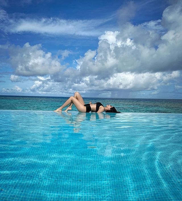 Amyra Dastur drops sizzling hot bikini picture from Maldives vacation - 1