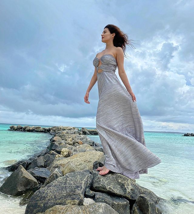 Amyra Dastur drops sizzling hot bikini picture from Maldives vacation - 0