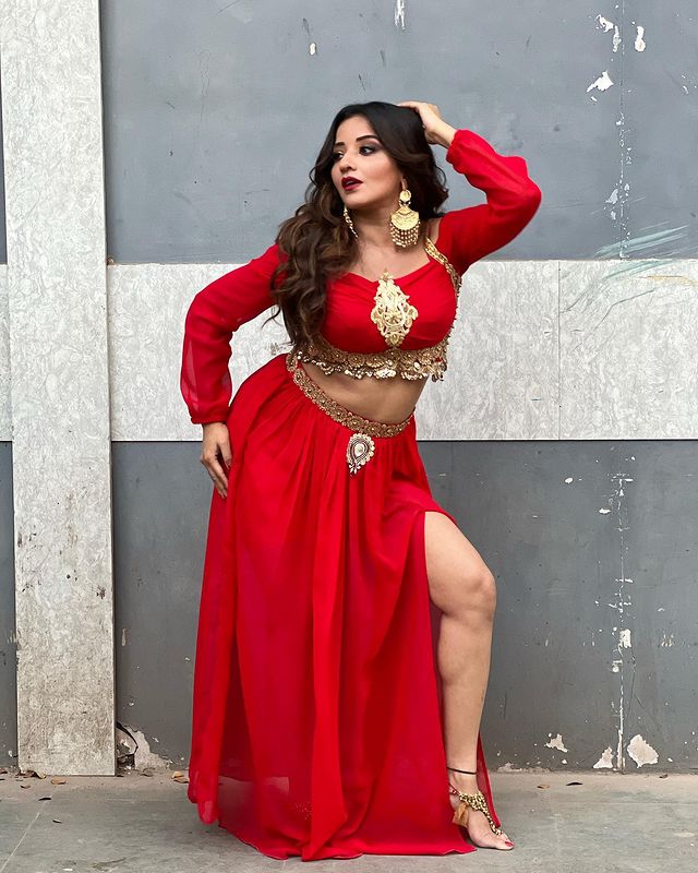 Monalisa looks spicy hot in latest sultry red dress, fans feel the heat - 2