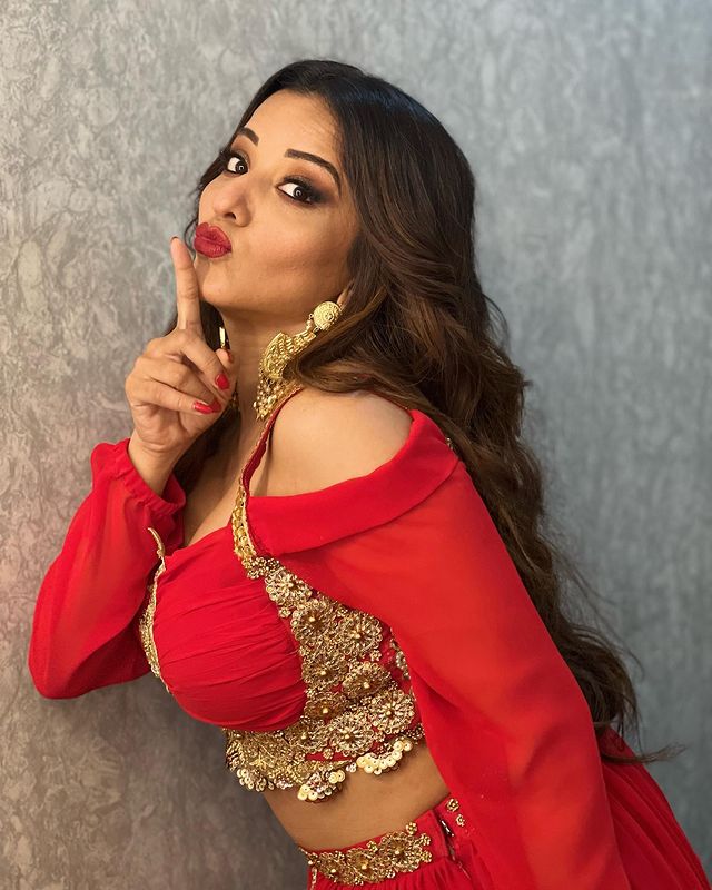 Monalisa looks spicy hot in latest sultry red dress, fans feel the heat - 3