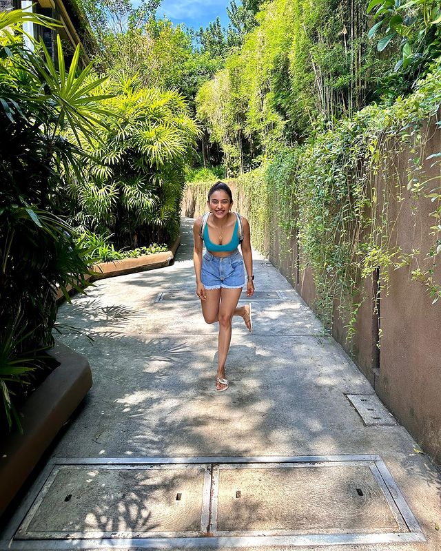 Rakul Preet Singh travels to Phuket for New Year celebrations, looks gorgeous in blue bralette and denim shorts - 2