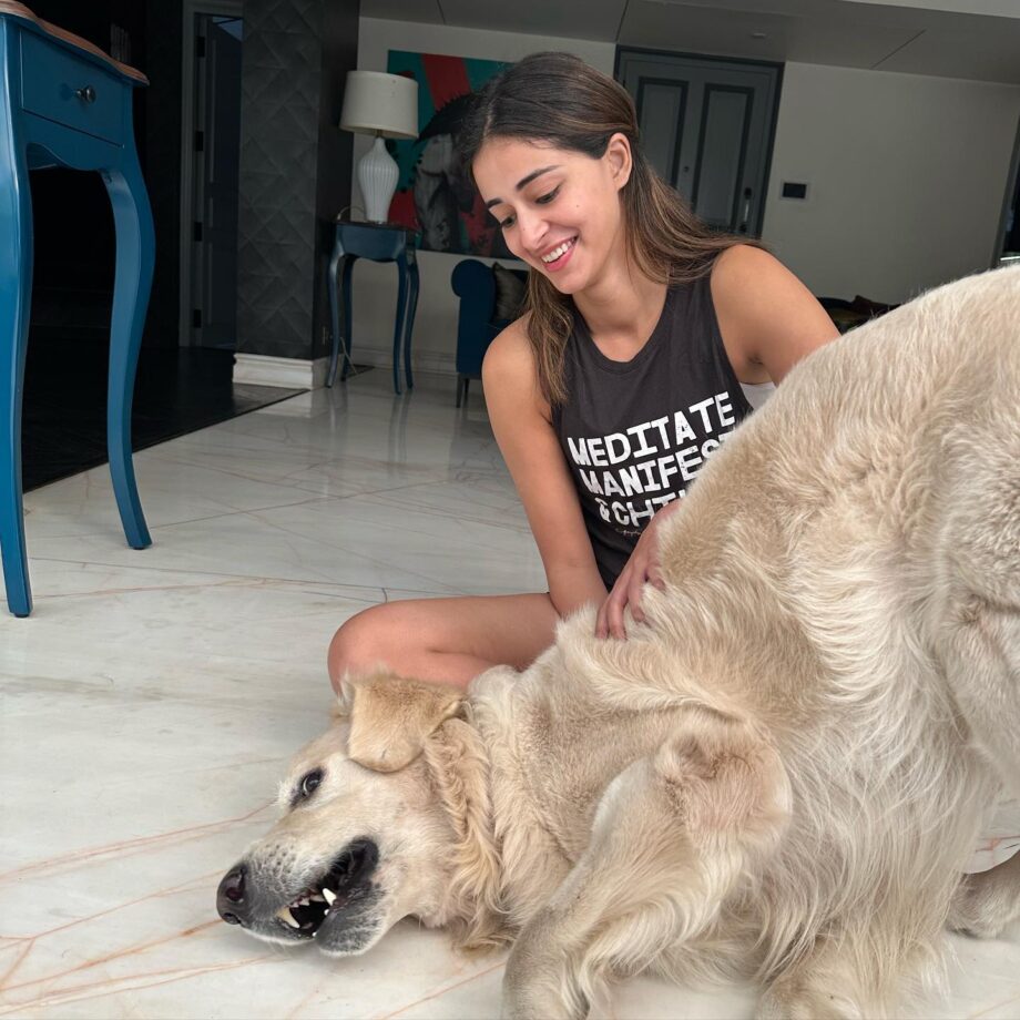 Ananya Panday is all cuddles with her pawbuddy, watch 757954