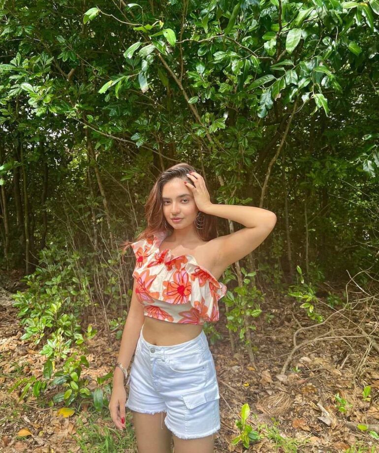 Anushka Sen's angel energy moment in red floral crop top is killer 757454