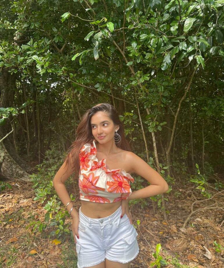 Anushka Sen's angel energy moment in red floral crop top is killer 757455