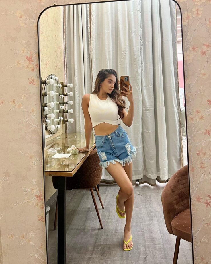 Anushka Sen's strong mirror selfie game is killer 758047