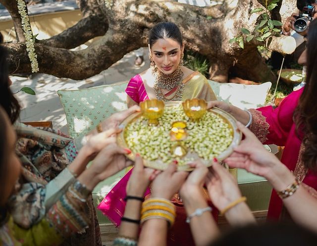 Athiya Shetty blushes while hugging KL Rahul in pre-wedding photos, check now 763545