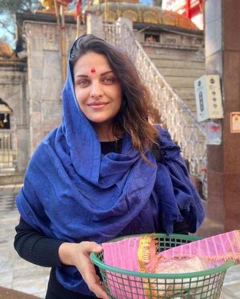 Himanshi Khurana Looks Graceful In Her Recent Temple-Visit Pictures 760284