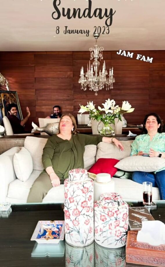 In Pics: Kareena Kapoor drops glimpses from fun-feast with sister Karisma 754836