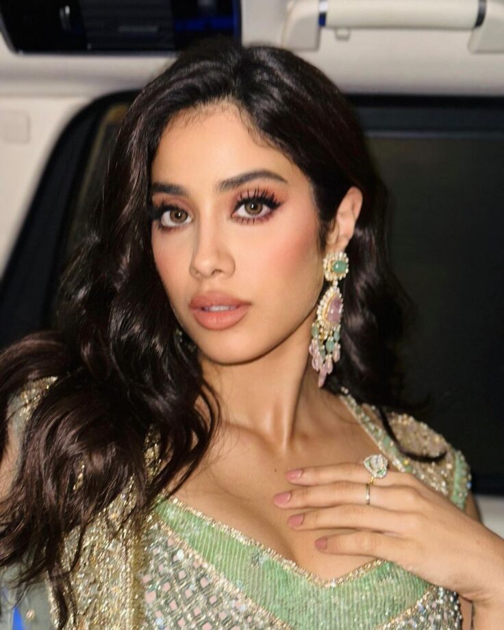 Janhvi Kapoor's got wings to fly, flaunts abtastic midriff in desi outfit 760486