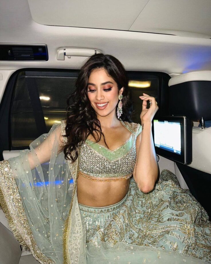 Janhvi Kapoor's got wings to fly, flaunts abtastic midriff in desi outfit 760488