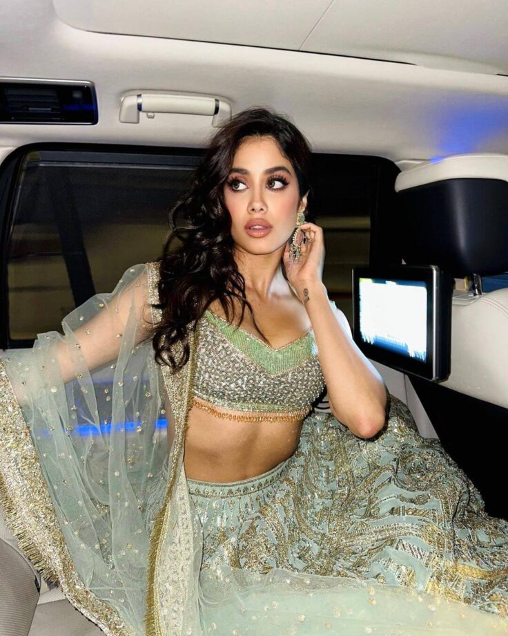 Janhvi Kapoor's got wings to fly, flaunts abtastic midriff in desi outfit 760489