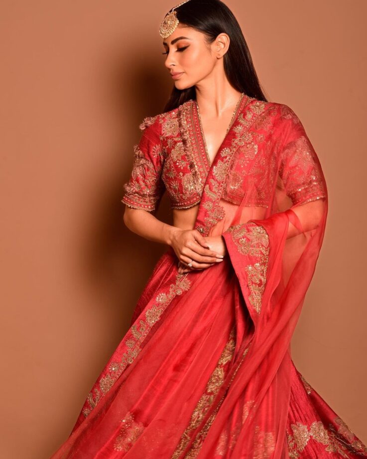 Planning to get married this year? Try Mouni Roy inspired red V-neck special lehenga 764684