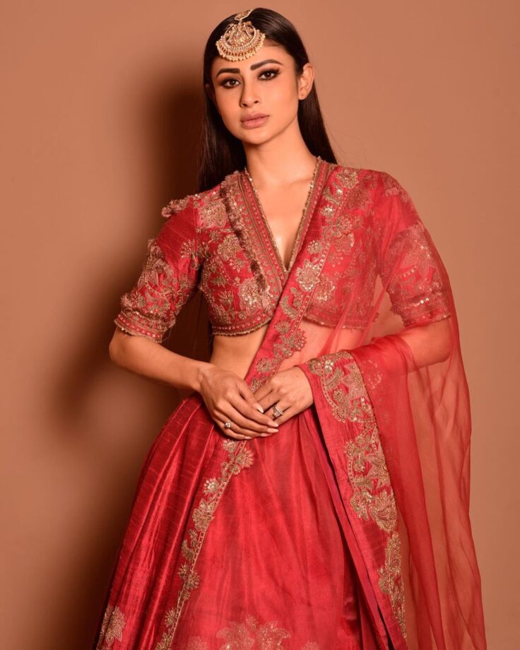 Planning to get married this year? Try Mouni Roy inspired red V-neck special lehenga 764687