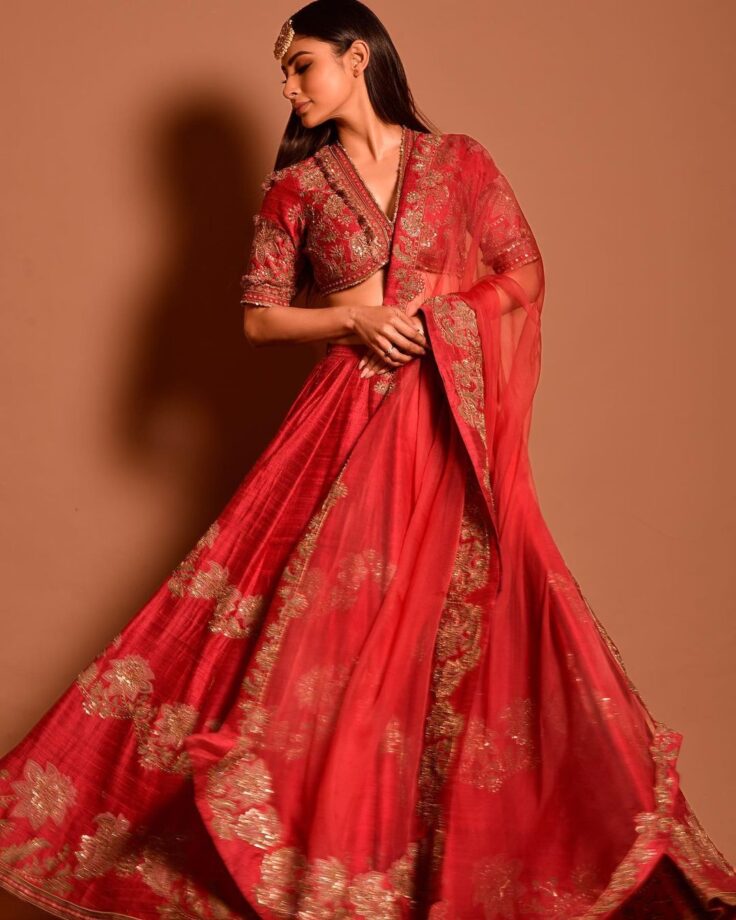 Planning to get married this year? Try Mouni Roy inspired red V-neck special lehenga 764689