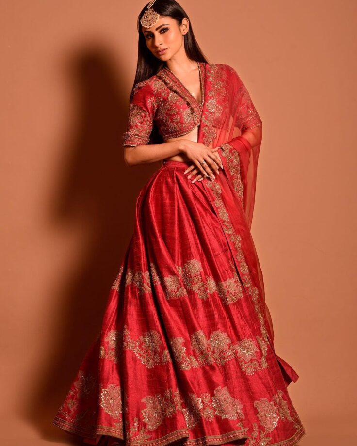 Planning to get married this year? Try Mouni Roy inspired red V-neck special lehenga 764691