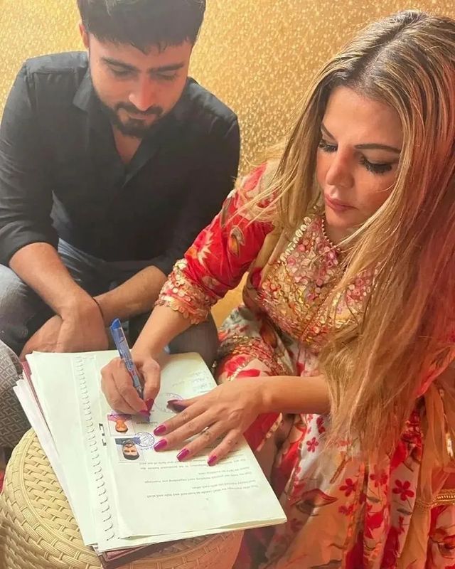 Rakhi Sawant secretly marries boyfriend Adil Durrani, wedding picture goes viral - 1