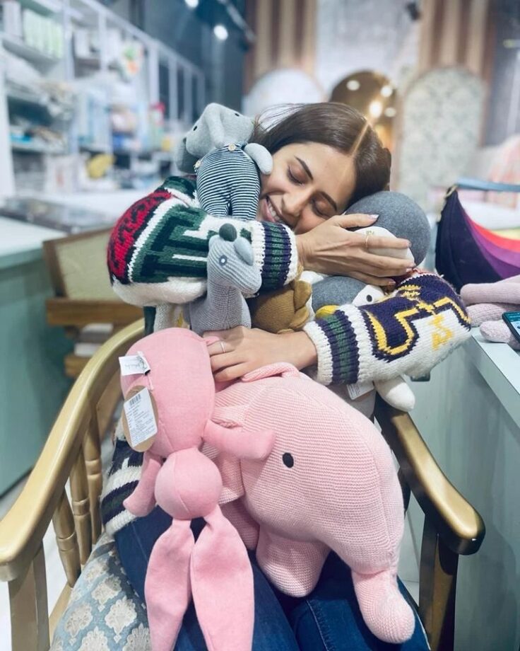 Sargun Mehta 'Hugs' Stuffed Toys; Ravi Dubey Calls 'Choti' 755733