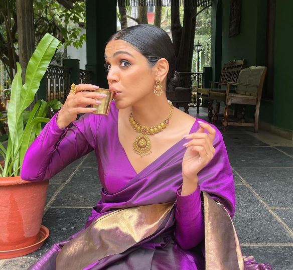 Shriya Pilgaonkar Gets Into A Kanjeevaram Style; Sips South's Traditional Filter Coffee 761380