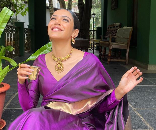 Shriya Pilgaonkar Gets Into A Kanjeevaram Style; Sips South's Traditional Filter Coffee 761379