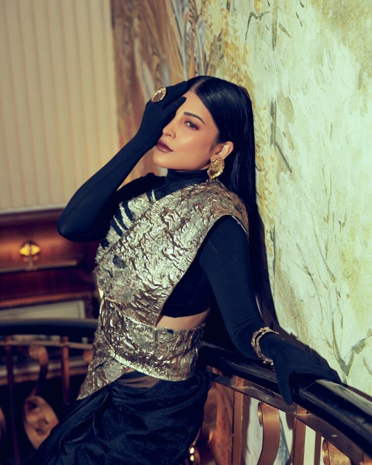 Shruti Haasan looks breathtaking in Molten Golden Saree For Indian Achievers Award 759715