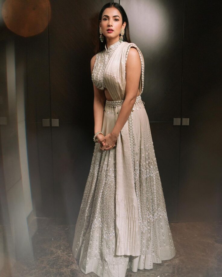 Sonal Chauhan Looks Captivating In Ivory Daydream Lehenga Set 755098