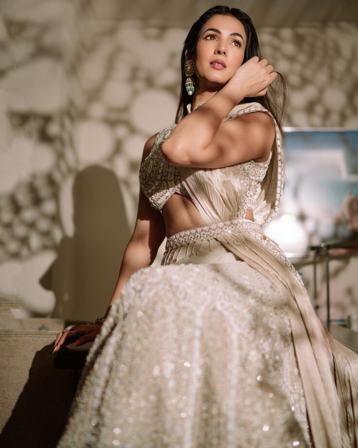 Sonal Chauhan Looks Captivating In Ivory Daydream Lehenga Set 755100