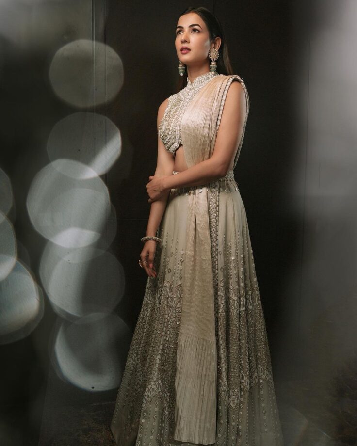 Sonal Chauhan Looks Captivating In Ivory Daydream Lehenga Set 755097