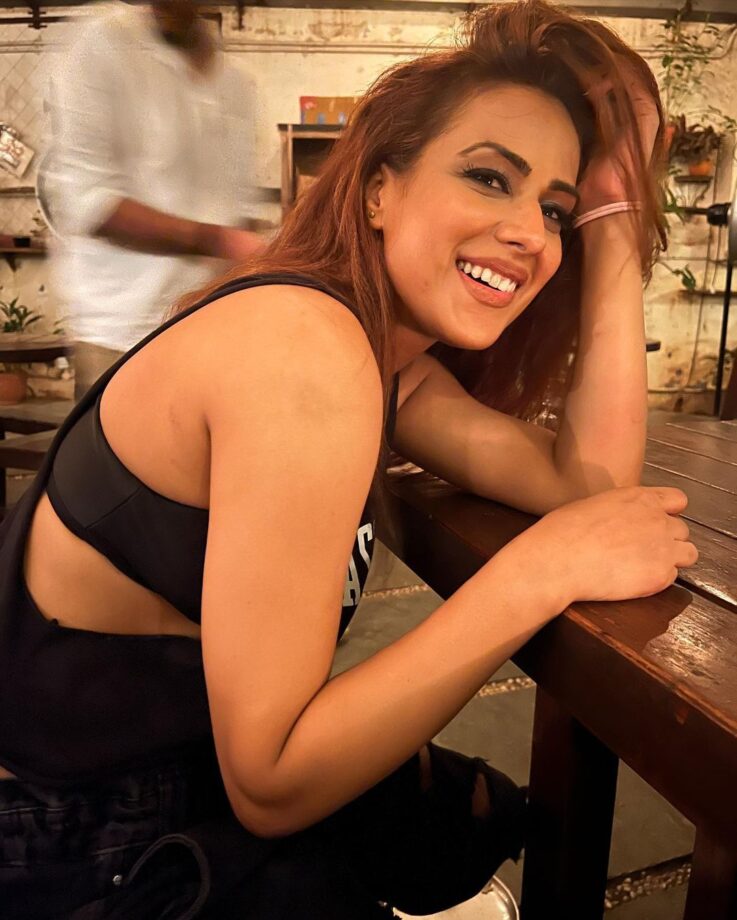 Why are Surbhi Jyoti and Nia Sharma all smiles? 757419