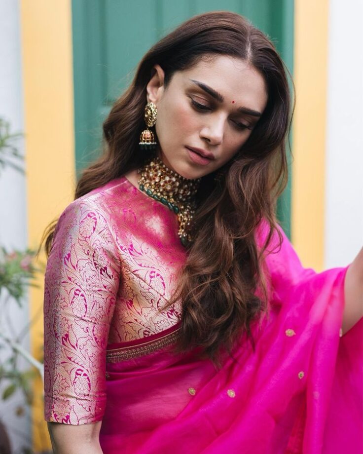 Aditi Rao Hydari's Subtle Look In Ethnic Drapes 778292