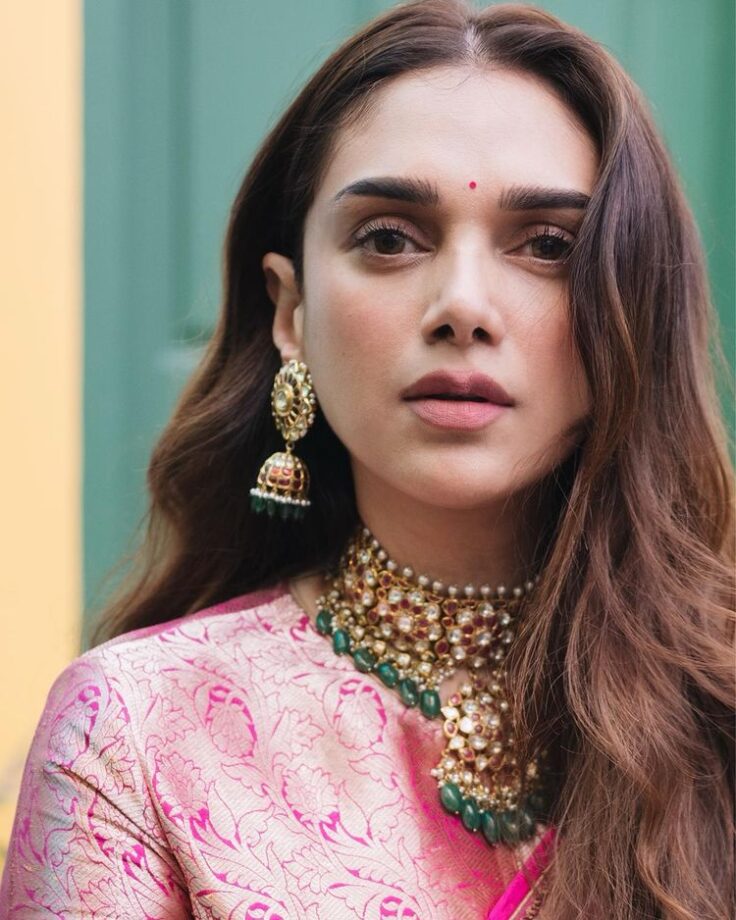 Aditi Rao Hydari's Subtle Look In Ethnic Drapes 778293