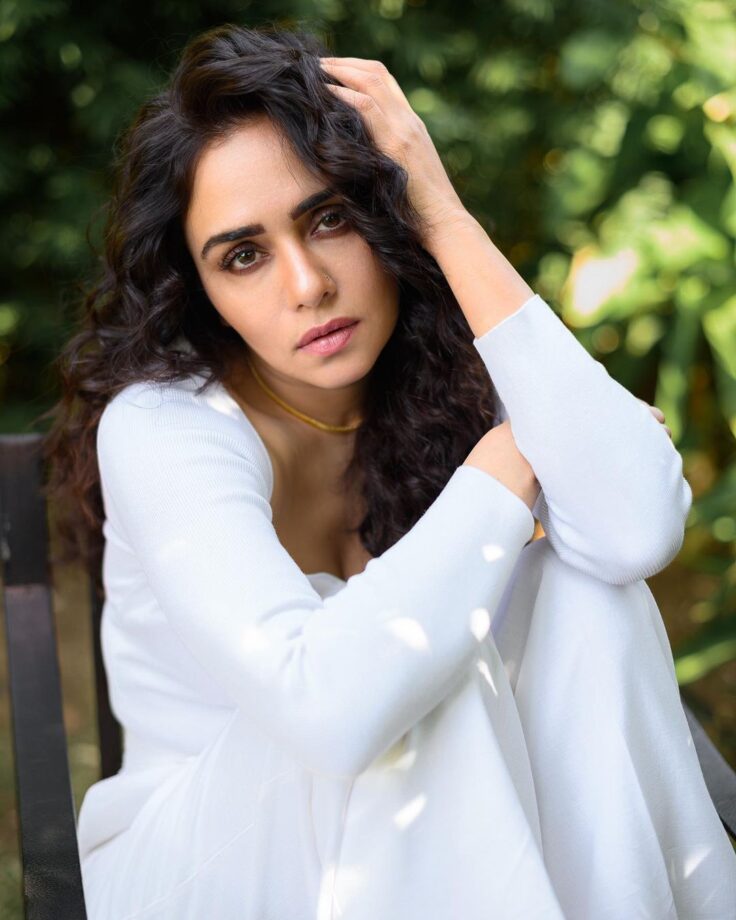 Amruta Khanvilkar exudes radiance in white outfit, fans love it - 0