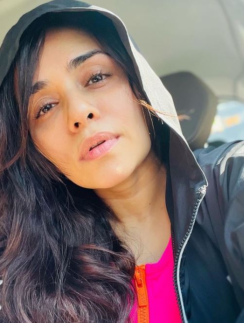 Amruta Khanvilkar Sports The Hoodie Look In Chill Weather 769810