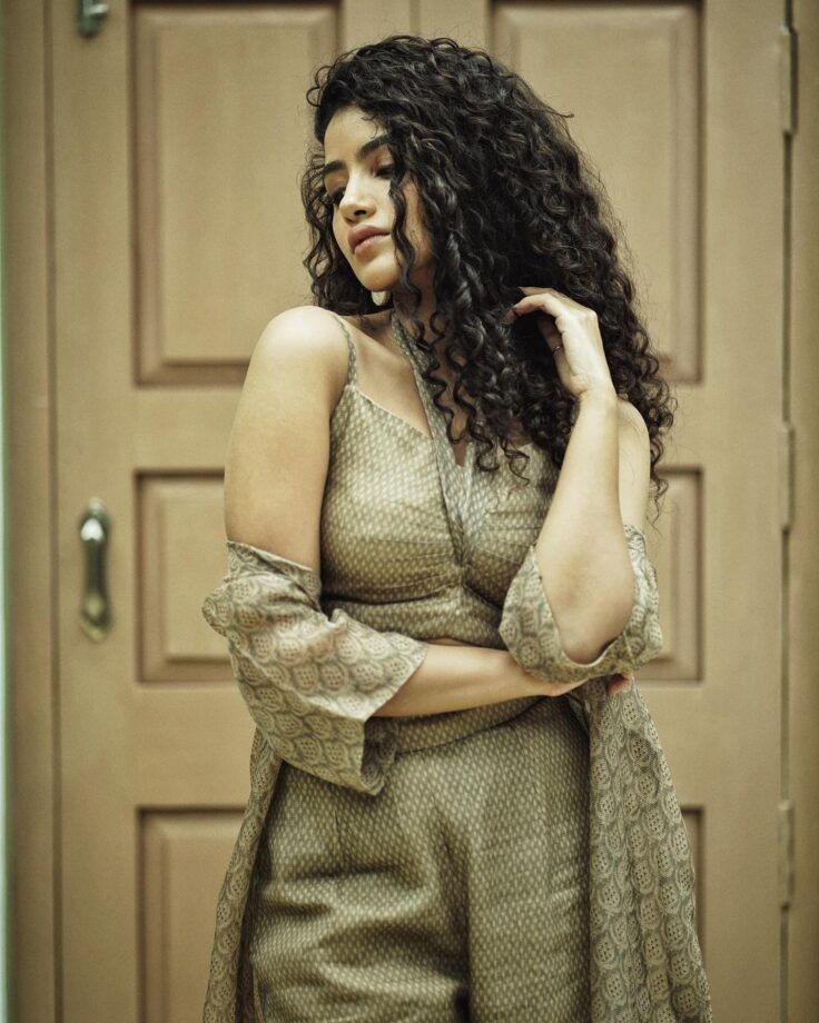 Anupama Parameswaran Shows Her Striking Figure In Halter-Neck Top And Pants With Shrug 768536