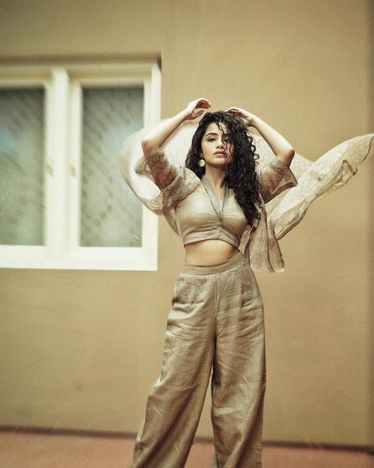 Anupama Parameswaran Shows Her Striking Figure In Halter-Neck Top And Pants With Shrug 768537