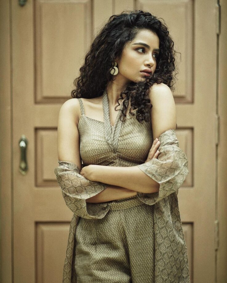 Anupama Parameswaran Shows Her Striking Figure In Halter-Neck Top And Pants With Shrug 768539