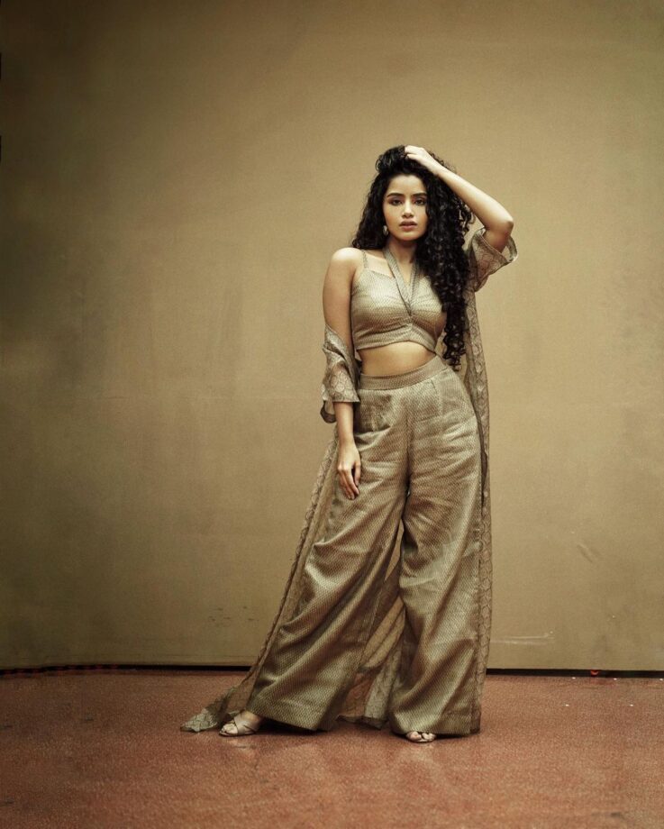 Anupama Parameswaran Shows Her Striking Figure In Halter-Neck Top And Pants With Shrug 768540